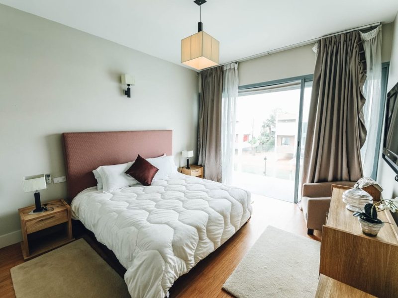 apartment-bed-bedroom-2029731